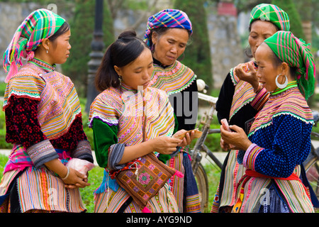 Les femmes Hmong fleur Effectuez une opération Bac Ha marché près de Sapa Vietnam Banque D'Images