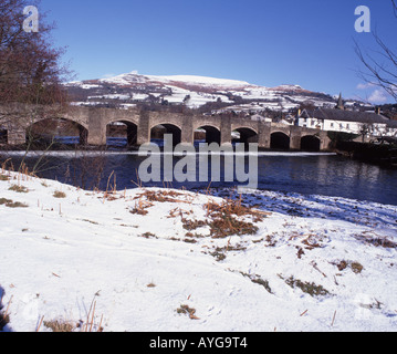 Le pont de pierre sur la rivière Usk à Crickhowell ci-dessous pain de sucre sur une journée l'hiver Banque D'Images