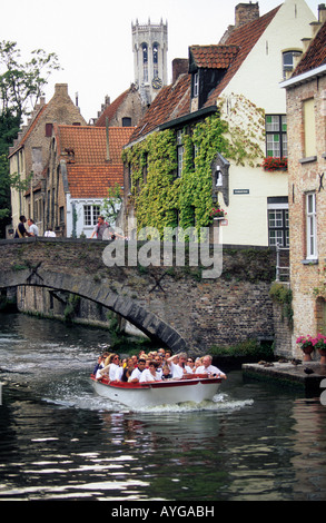 Belgique Flandre occidentale bruges un bateau d'excursion sur un des canaux Banque D'Images