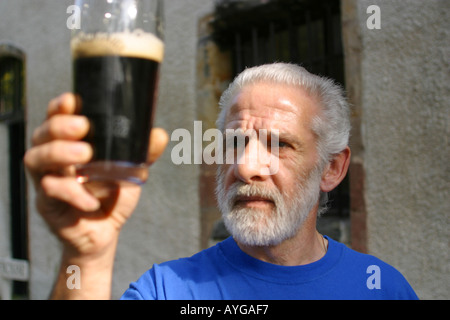 Maître brasseur l'évaluation de sa bière Banque D'Images