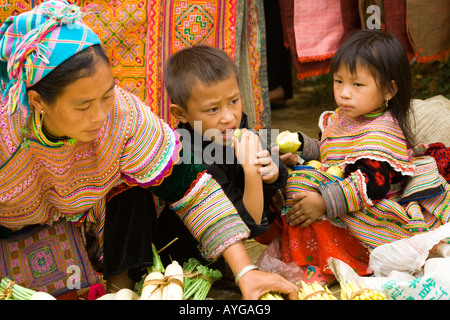 Enfants Hmong fleur manger des fruits Bac Ha marché près de Sapa Vietnam Banque D'Images