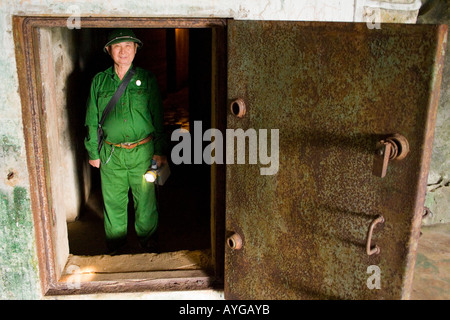 Ancien soldat vietnamien donne à tour de l'hôpital Y Quan historique Cave Ile de Cat Ba Baie de Halong Vietnam Banque D'Images