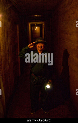 Ancien soldat vietnamien donne à tour de l'hôpital Y Quan historique Cave Ile de Cat Ba Baie de Halong Vietnam Banque D'Images