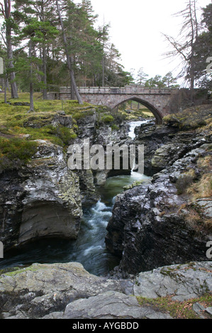 Rivière Dee et cascade de Linn de Dee Scottish Highlands Perthshire Banque D'Images