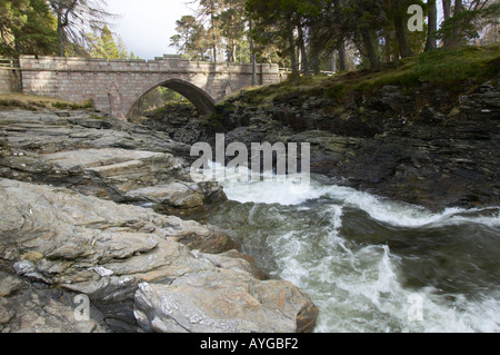 Rivière Dee et cascade de Linn de Dee Scottish Highlands Perthshire Banque D'Images