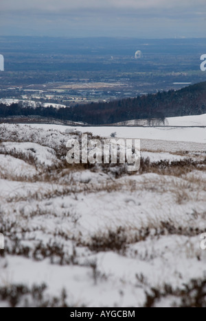 Vue vers Macclesfield et la Plaine du Cheshire sur la neige et Heather avec l'observatoire de Jodrell Bank allumé par Vertical sun Banque D'Images