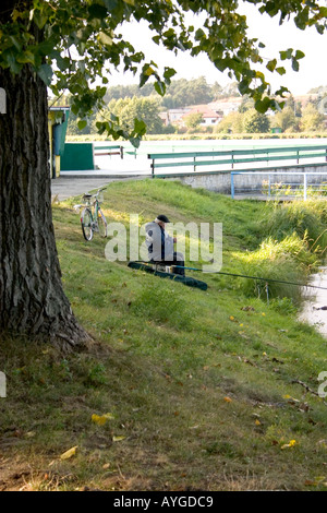 Pêcheur avec vélo à Zalew Tatar Lagoon et waterfront park. Warszawa Pologne Banque D'Images