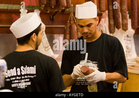 Des réductions de personnel Salami Katzs delicatessen New York NY USA Banque D'Images