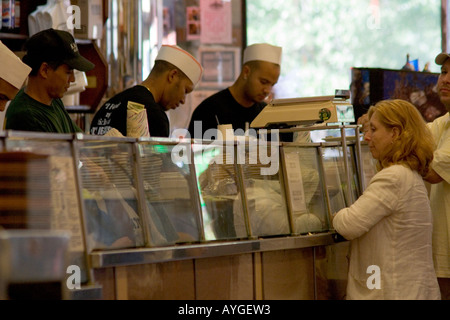 Clients en ligne au guichet Katz delicatessen New York NY USA Banque D'Images