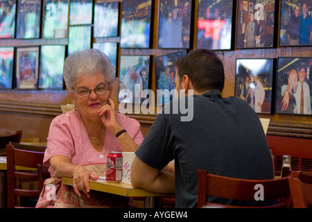 Les clients bénéficiant d'un sandwich à l'intérieur de la célèbre Katz delicatessen New York NY USA Banque D'Images