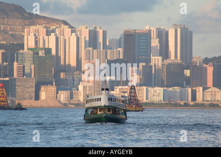 Star Ferry traversant le port de Victoria avec des gratte-ciel derrière Hong Kong SAR Chine Banque D'Images