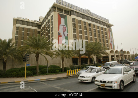 Hôtel Sheraton à Koweït City avec des bannières de l'émir du Koweït, cheikh Jaber Al Ahmad Al Jaber Al Sabah Banque D'Images