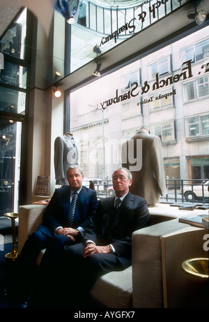 Des maîtres tailleurs dans le showroom de Kilgour French Stanbury Bespoke tailors shop dans Savile Row London England Banque D'Images