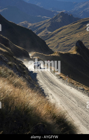 Quatre roues motrices sur route infâme en Skippers Canyon près de Queenstown ile sud Nouvelle Zelande Banque D'Images