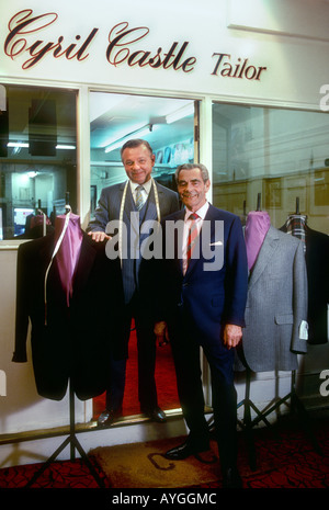 Cyril château et sa tête dans sa tenue de coupe pour hommes boutique de tailleurs Savile Row London England Banque D'Images