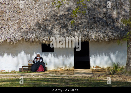 Mission San Luis de Apalachee Floride Tallahassee et indiennes de la communauté espagnole traditionnelle couture femme Banque D'Images