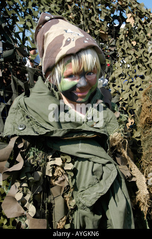 Enfant est habillé en vêtements de camouflage tout en assistant à une démonstration de l'Armée Banque D'Images