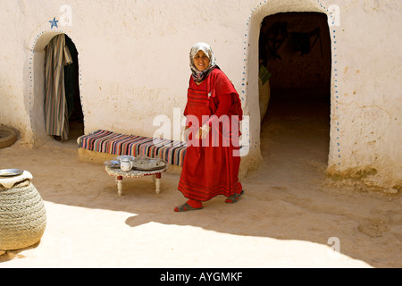 Femme en souterrain troglodytique berbère Accueil l'abri de la chaleur et la Tunisie Matmata blanchis Banque D'Images