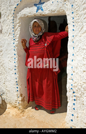 Femme en souterrain troglodytique berbère Accueil s'abrite à l'ombre de la chaleur féroce Tunisie Matmata Banque D'Images