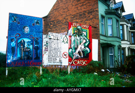 Peintures murales dans la rue politique zone catholique de la Falls Road à l'ouest de l'Irlande du Nord Belfast Banque D'Images