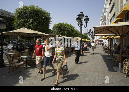 Des parasols de café sur la chaussée de l'Avenue Habib Bourguiba Tunis Tunisie Banque D'Images