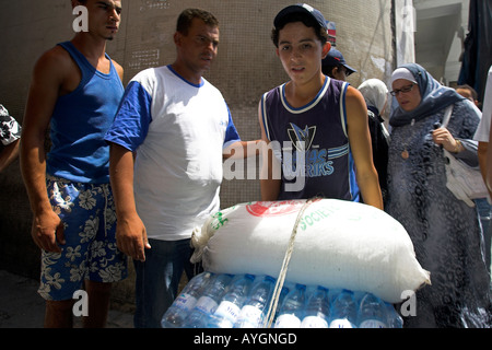 Barrow Boy poussant l'eau potable et de la glace concassée dans la ruelle Medina Tunis Tunisie Banque D'Images