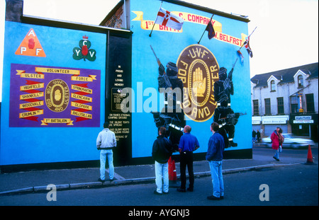 Murales sur les rues de Shankhill Road illustrant les luttes des paramilitaires loyalistes de l'Ouest de Belfast en Irlande du Nord Banque D'Images