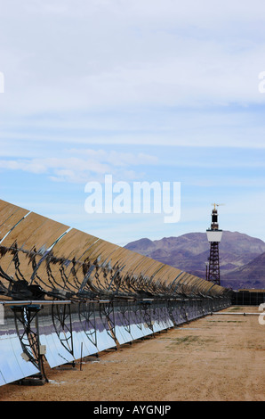 Les systèmes de production d'électricité solaire power plant à Daggett, désert de Mojave, Californie, USA. Banque D'Images