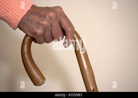 Personnes âgées womans main arthritique sur bâton de marche hébergement retraite Angleterre Banque D'Images