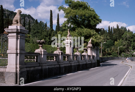 Une route et les jardins le long du lac de Côme, près de la ville de Tremezzo Italie Lombardie Banque D'Images