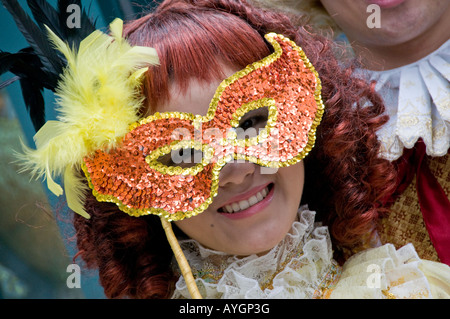 Une personne en costume et un masque de Mardi Gras Banque D'Images