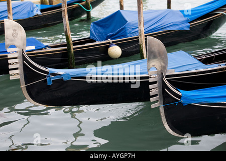 Les passagers en attente de gondoles sur le Grand Canal Venise Italie Banque D'Images