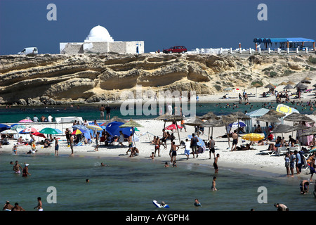 Les vacanciers se baigner et se rafraîchir à la plage de Monastir Tunisie Banque D'Images