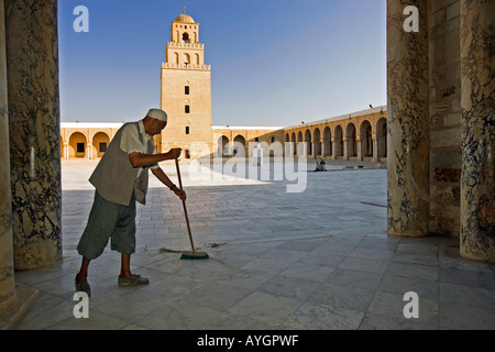 Cour et minaret IXe siècle Grande Mosquée Kairouan, Tunisie la plus ancienne mosquée d'Afrique du Nord Banque D'Images