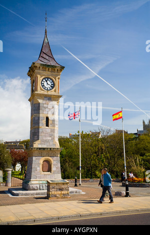 Tour de l'horloge avec drapeaux nationaux derrière sur le front de mer à Exmouth, Devon Banque D'Images