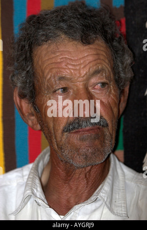 Homme berbère troglodytique souterrain accueil famille Tunisie Matmata Banque D'Images