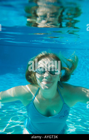 Femme portant des lunettes sous l'eau Banque D'Images