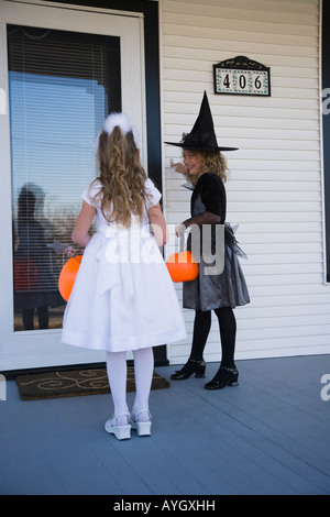 In wtich et princesse costumes de Halloween trick ou traiter Banque D'Images