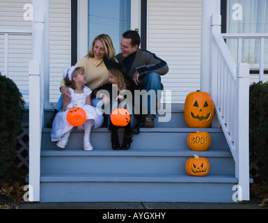 Famille avec des filles habillées en princesse et sorcière Halloween costumes Banque D'Images