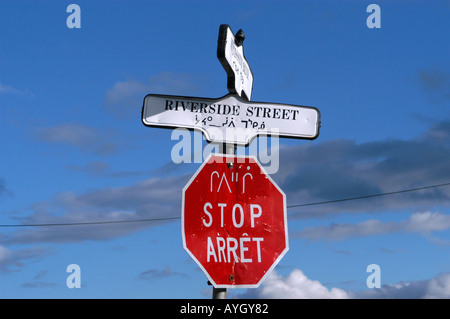 Panneau d'arrêt en langue crie de Mistissini avec réservation gratuite Région de la Baie James dans le Nord du Québec canada Banque D'Images