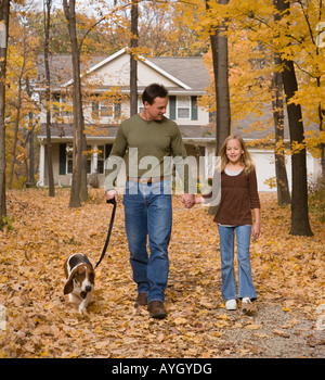 Père et fille chien marche dans les bois Banque D'Images