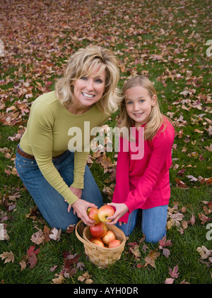 Mère et fille avec panier de pommes Banque D'Images