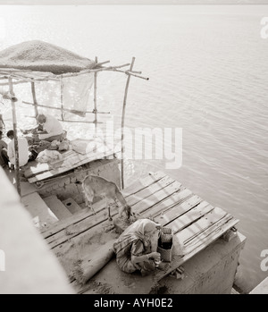 L'aube sur le Gange à Varanasi Benares dans l'Uttar Pradesh en Inde en Asie du Sud. Sunrise vie sérénité Vie Billet Wanderlust Banque D'Images