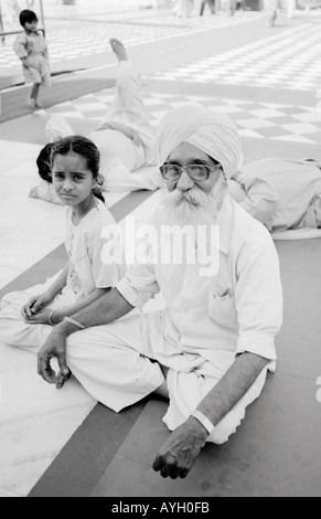 Les gens dans un gurdwara sikh à New Delhi en Inde en Asie du Sud. Le sikhisme Religion religieux Portrait Portrait Style de vie Culture Voyage Banque D'Images