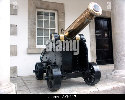 Cannon en face du Couvent Salle de garde, Gibraltar, l'Europe, Banque D'Images