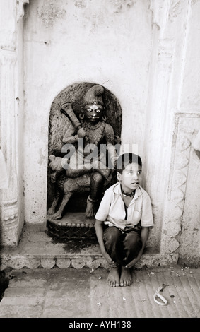 Enfance à Varanasi Benares dans l'Uttar Pradesh en Inde Asie du Sud. Enfants Enfant Garçon gens Portrait Street Ville hindoue Portrait Reportage Voyage Banque D'Images