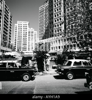 Une scène de rue dans la ville de Bombay Mumbai Maharashtra en Inde dans la région de l'Asie du Sud. Voiture urbaine villes personnes reportage Voyage indien Banque D'Images