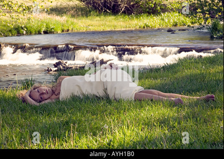 Femme au spa de détente en plein air près d'un ruisseau Banque D'Images
