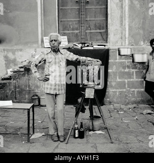 Un photographe de rue dans la ville rose de Jaipur au Rajasthan en Inde en Asie du Sud. Emploi travaillent à l'ancienne Photographie Voyage d'appareil photo Banque D'Images