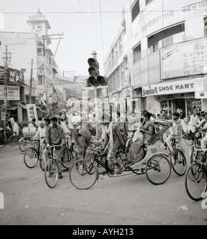 Rue animée la vie dans Varanasi Benares dans l'Uttar Pradesh en Inde en Asie du Sud. Chaos de vie indien pousse-pousse de la circulation chaotique Voyage Transport Banque D'Images